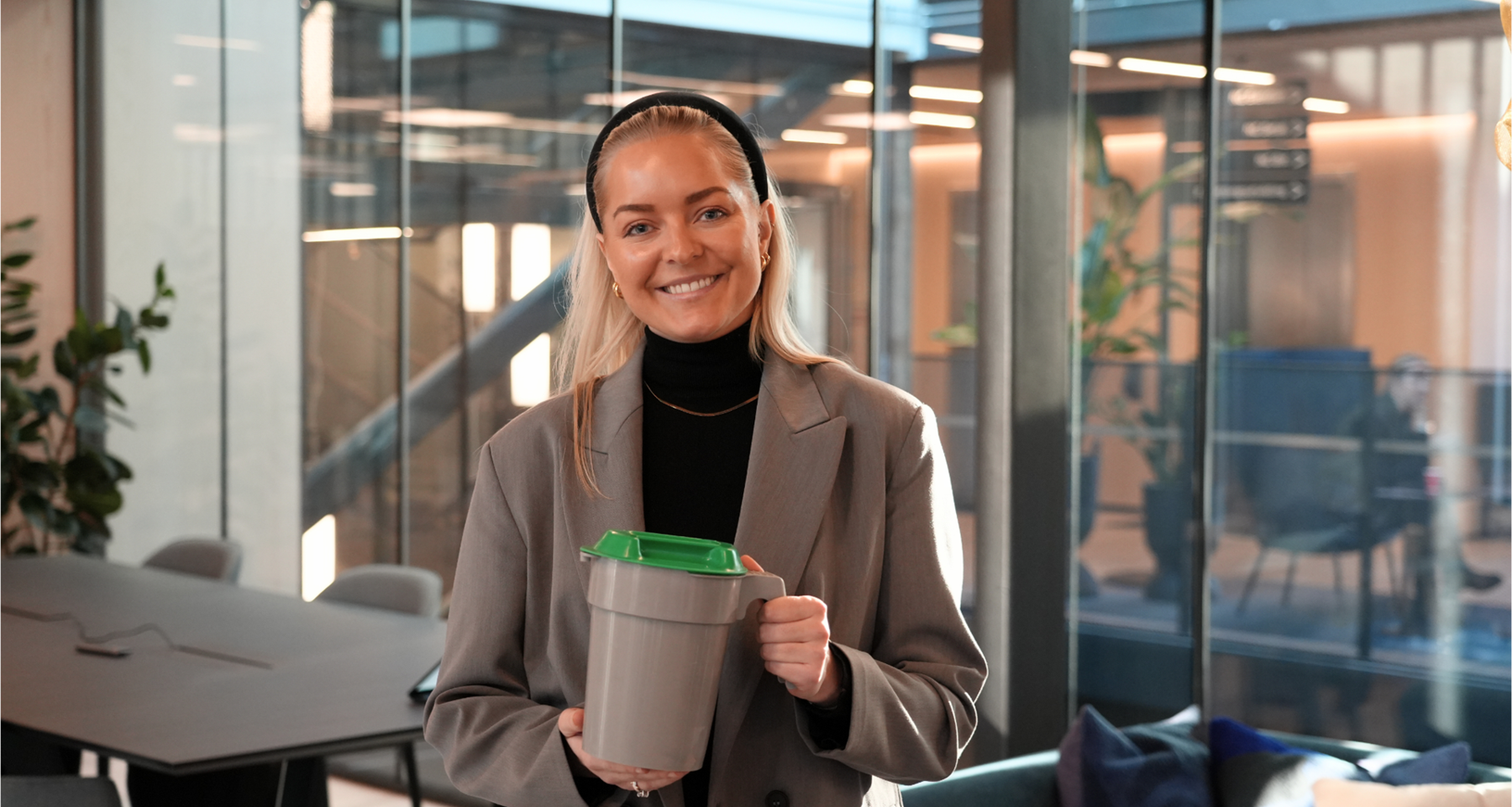 Mari Anette Hjorthol i Trumf som holder en bøsse.
